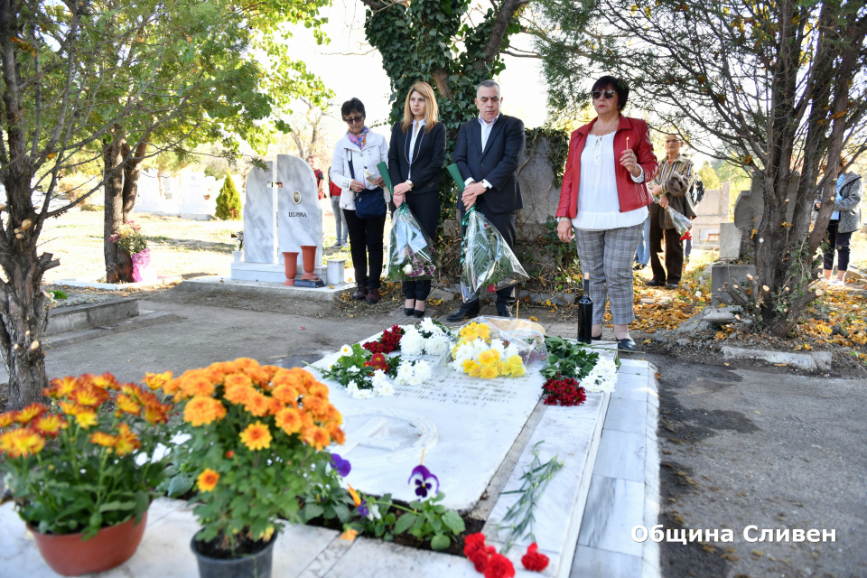 
По повод Деня на народните будители, днес на старите Новоселски гробища в Сливен се извърши поклонение пред лобното място на видни сливенци. Сред тях...